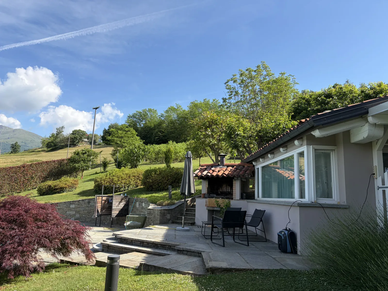 La casetta con terrazza affacciata sulla collina verde