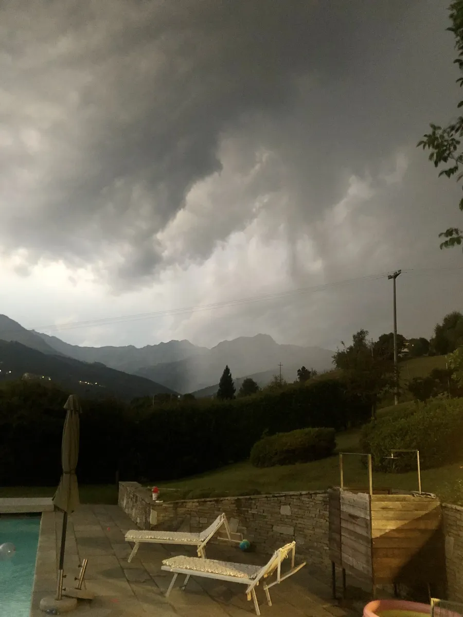 Temporale sulle montagne visto dalla piscina