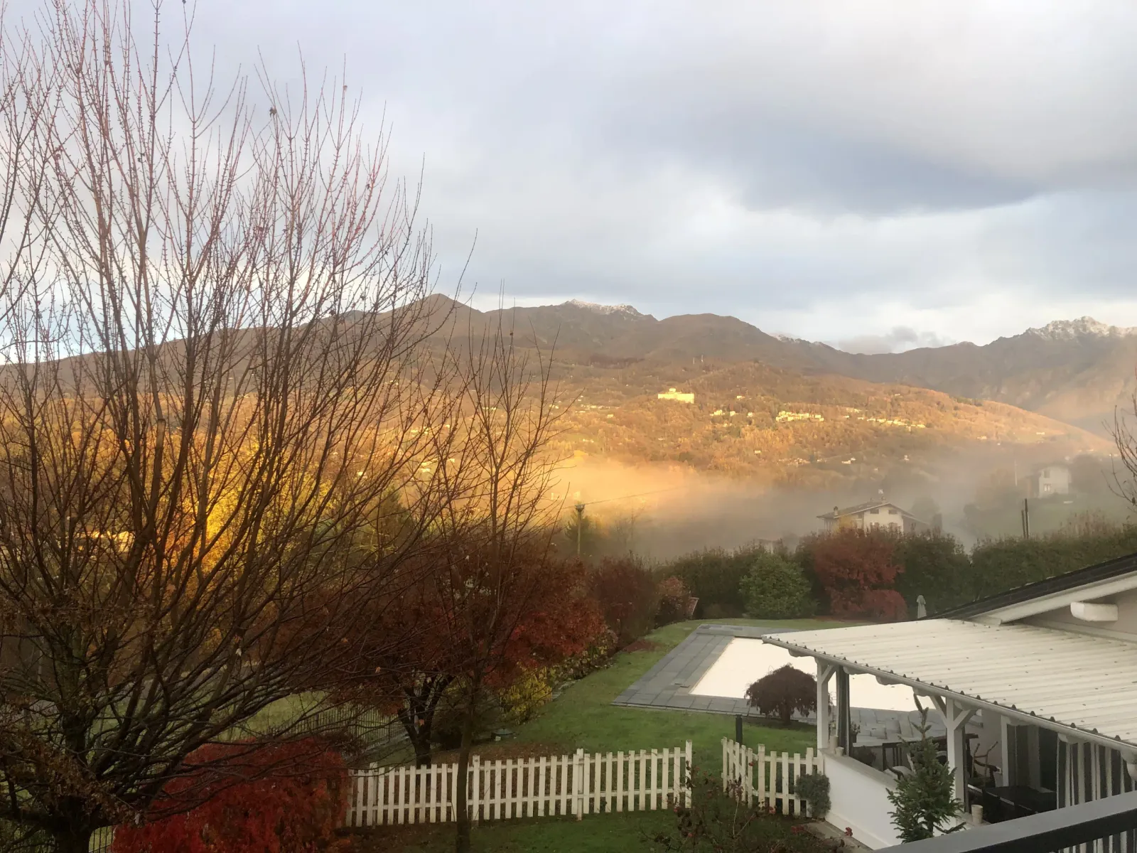 Raggio di sole sulla collina autunnale dopo la pioggia