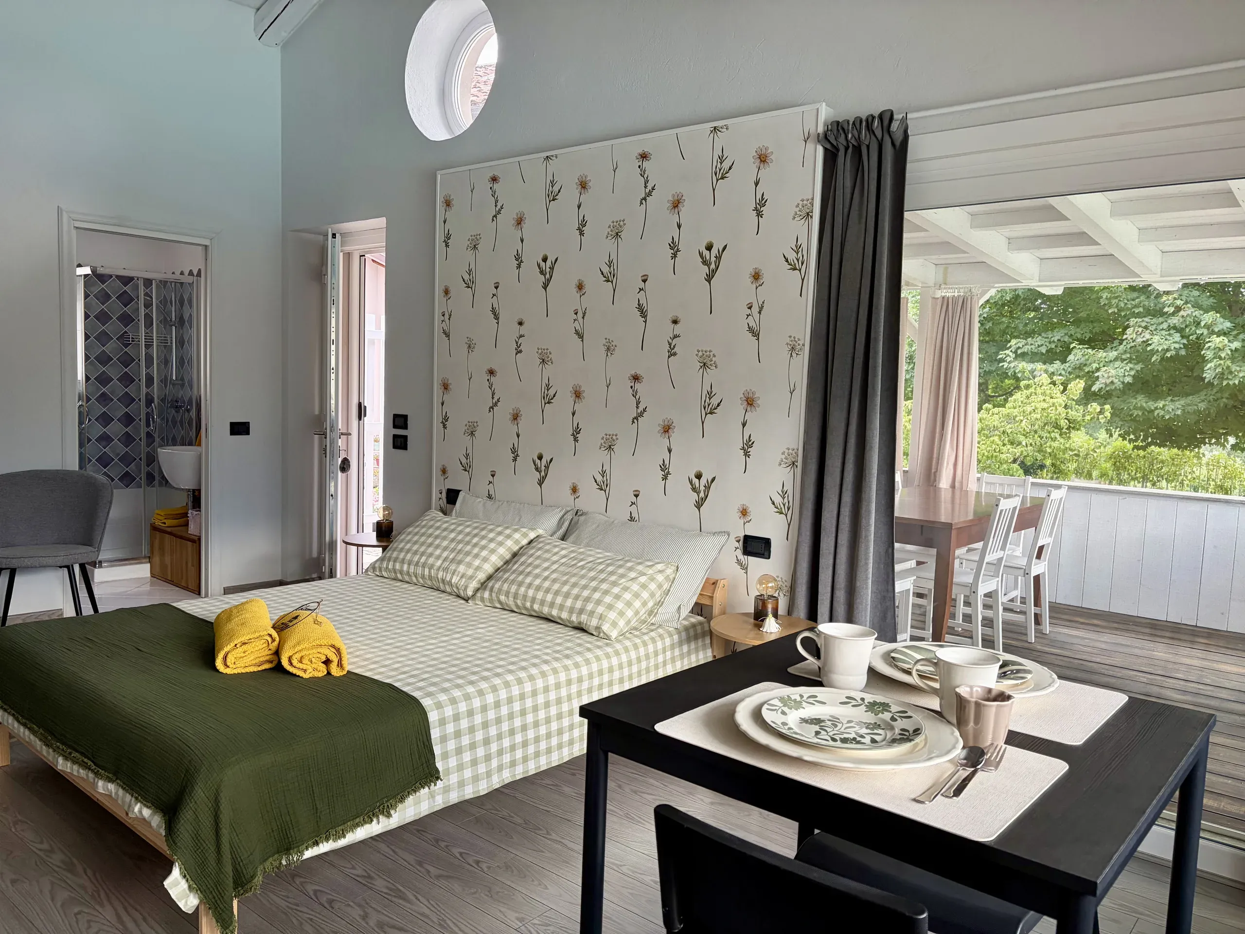 Camera con letto matrimoniale e luce naturale