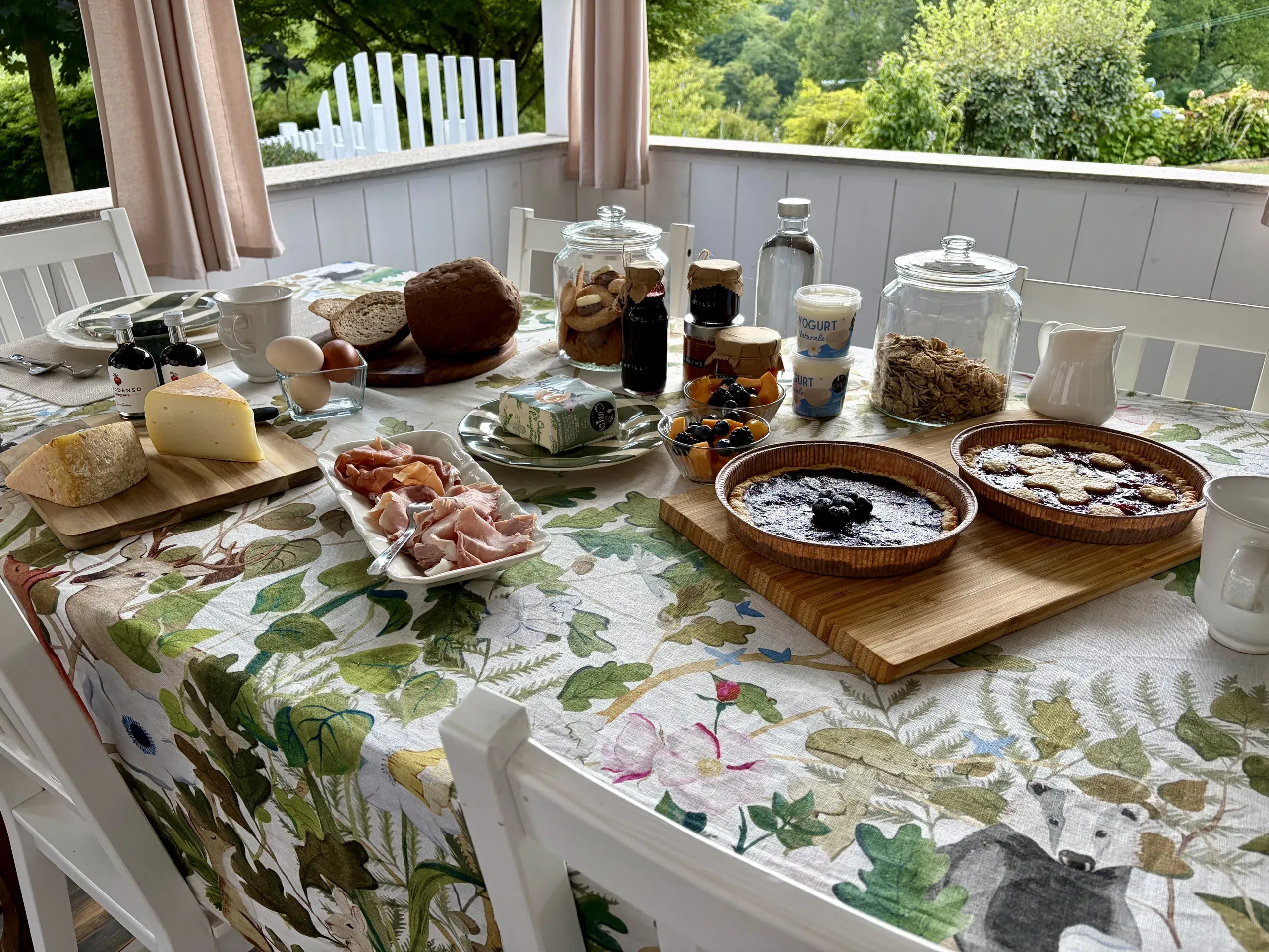 Cestino per la colazione con yogurt, frutta e prodotti locali